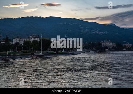 Vue du coucher de Stresa, une célèbre station balnéaire sur le Lac Majeur avec ses hôtels de luxe. Stresa, Piémont, Italie, Octobre 2019 Banque D'Images