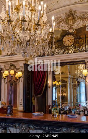 Moscou - Circa Août 2011 : comptoir de bar richement décoré dans le hall de l'hôtel chic Banque D'Images