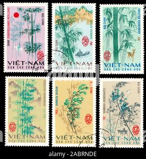 Vietnam- circa 1967 : une série de timbres-poste imprimés au Vietnam, qui représentent divers types de bambou. circa 1967 Banque D'Images