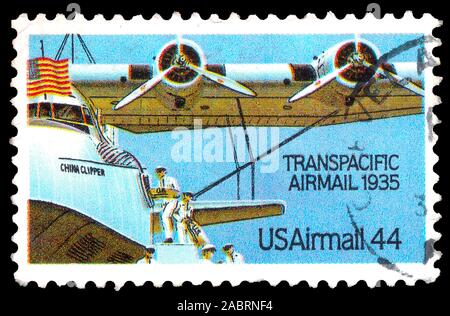 UNITED STATES - circa 1985 : timbres en United States (USA), avion China Clipper, montre à partir de la série 'Transpacific Airmail 1935" vers 1985 Banque D'Images