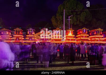 Saijo, JAPON - 16 octobre 2019 : rassemblement des participants et nuit Danjiri (portable sanctuaires), éclairé par des lanternes, près du lieu de culte. Isono Saijo Banque D'Images