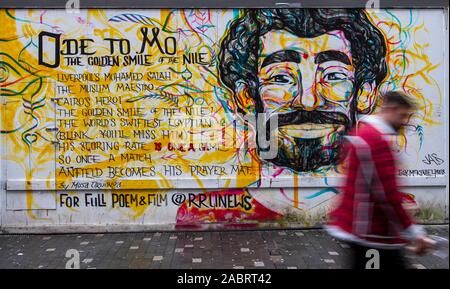 Un paqssinmg personnes Mo rue Salah murale, football, art mural, peinture, dessin, urbain, symbol, artwork de footballeur célèbre Mohamed Salah peint à Liverpool pour commerate sa finale de Ligue des Champions de l'équipe contre le Real Madrid, reproduisant des images qui sont apparus à travers l'Egypte. Banque D'Images