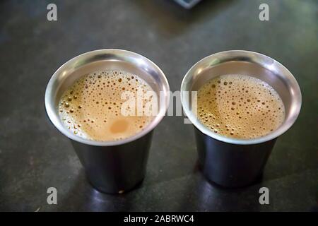 South Indian Café dans des verres en acier, de l'intérieur Banque D'Images