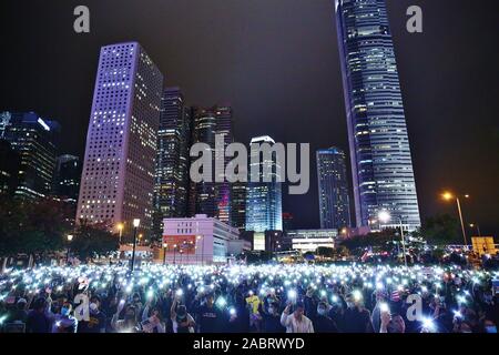 Hong Kong. 28 Nov, 2019. Des milliers de manifestants pro-démocratie se rassemblent à Edinburgh Place à Hong Kong pour participer à une journée d'action de grâce après rallye Président Donald Trump a signé la loi fédérale, le Hong Kong de l'homme et de la démocratie, de la loi du 27 novembre 2019. Gonzales : Crédit Photo/Alamy Live News Banque D'Images