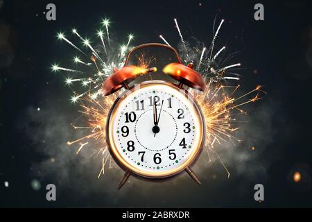 12 heures sur une horloge rétro en face d'artifice Banque D'Images