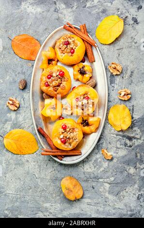 Coing mûr cuit avec les écrous et les raisins.Automne dessert.bourré de coing cuits sur un plateau Banque D'Images