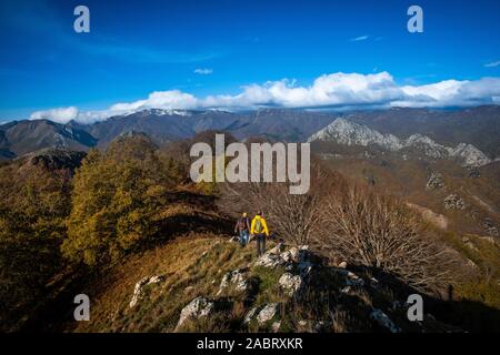 Descente de la Penna di Lucchio, Leap noir en face à l'avant-plan et Appenninnico ridge dans l'arrière-plan, l'Alpe Tre Potenze walki couvertes de neige Banque D'Images