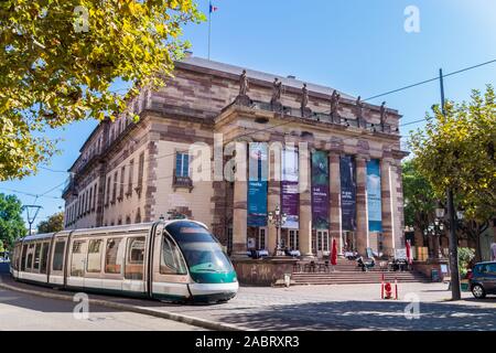 Un tramway passe devant l'Opéra national du Rhin 1873, style néo-classique, Place Broglie, Strasbourg, Alsace, Grand est, France Banque D'Images