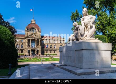 Monument commémoratif de guerre du Canada, 1936, par Léon-Ernest Drivier, après Rodin, et Palais du Rhin, Place de la République, Strasbourg, Alsace, Grand Est, France Banque D'Images