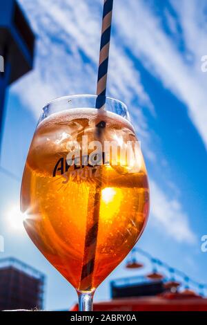 Cocktail Aperol spritz par rétro-éclairé le soleil, le capitaine Bretzel bar flottant, QUAI DU BASSIN DUSUZEAU, Strasbourg, Alsace, Grand Est, France Banque D'Images