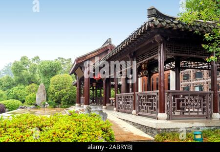 Cour classique dans la pluie, Yangzhou, Chine. Banque D'Images