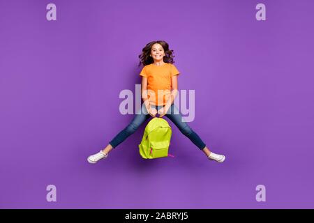 La taille du corps sur toute la longueur de sa vue elle belle belle belle mignon funky ludique Gai gai aux cheveux ondulés saut man holding en mains bag isolated Banque D'Images