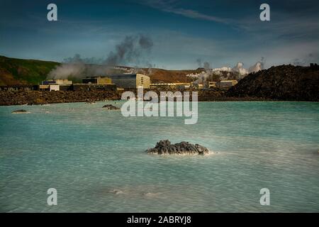 L'Europe, l'Islande, péninsule de Reykjanes, Grindavík , Blue Lagoon geothermal spa, d'un côté de la centrale électrique géothermique de Svartsengi Banque D'Images