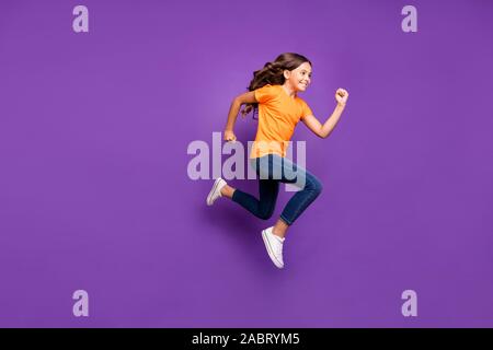 La taille du corps sur toute la longueur de son profil elle belle belle heureux Gai gai aux cheveux ondulés saut man running loisir temps libre plus isolés Banque D'Images