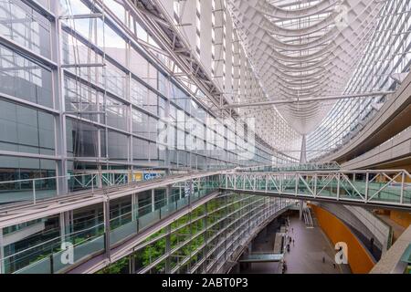 Tokyo, Japon - 19 octobre 2019 : vue sur le Tokyo International Forum, avec les visiteurs, à Tokyo, Japon Banque D'Images