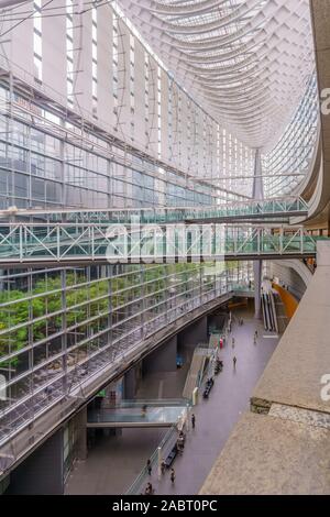 Tokyo, Japon - 19 octobre 2019 : vue sur le Tokyo International Forum, avec les visiteurs, à Tokyo, Japon Banque D'Images