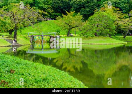 Tokyo, Japon - 20 octobre 2019 : Vue de la Koishikawa-Korakuen Jardin du xviie siècle, avec les visiteurs, à Tokyo, Japon Banque D'Images