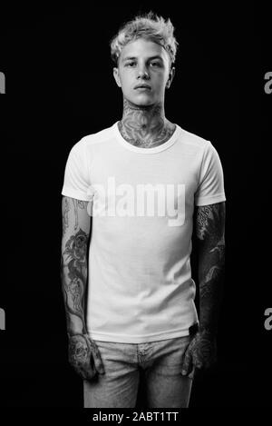 Beau jeune homme rebelle aux cheveux blonds en noir et blanc Banque D'Images