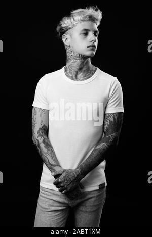 Beau jeune homme rebelle aux cheveux blonds en noir et blanc Banque D'Images