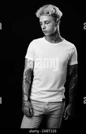 Beau jeune homme rebelle aux cheveux blonds en noir et blanc Banque D'Images