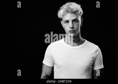 Beau jeune homme rebelle aux cheveux blonds en noir et blanc Banque D'Images