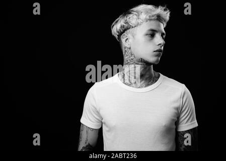 Beau jeune homme rebelle aux cheveux blonds en noir et blanc Banque D'Images