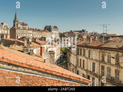 Vue sur le toit sur la ville d'Angoulême depuis les anciens remparts de la ville Banque D'Images