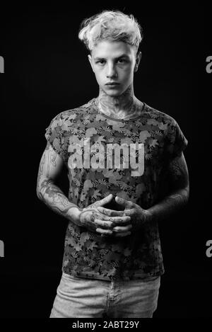 Beau jeune homme rebelle aux cheveux blonds en noir et blanc Banque D'Images