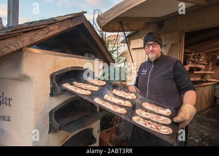 Dresde, Allemagne. 28 Nov, 2019. Depuis l'achèvement de l'église Frauenkirche sur l'historique de Neumarkt, un marché de Noël a eu lieu. Les organisateurs font une forte demande sur l'authenticité et l'originalité. De cette façon, les toiles de marché et les peuplements sont reproduits vrai pour le détail. Credit : Nico Schimmelpfennig/dpa-Zentralbild/ZB/dpa/Alamy Live News Banque D'Images