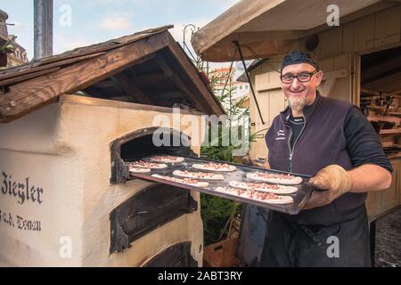 Dresde, Allemagne. 28 Nov, 2019. Depuis l'achèvement de l'église Frauenkirche sur l'historique de Neumarkt, un marché de Noël a eu lieu. Les organisateurs font une forte demande sur l'authenticité et l'originalité. De cette façon, les toiles de marché et les peuplements sont reproduits vrai pour le détail. Credit : Nico Schimmelpfennig/dpa-Zentralbild/ZB/dpa/Alamy Live News Banque D'Images