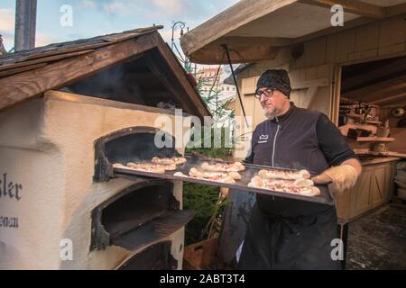 Dresde, Allemagne. 28 Nov, 2019. Depuis l'achèvement de l'église Frauenkirche sur l'historique de Neumarkt, un marché de Noël a eu lieu. Les organisateurs font une forte demande sur l'authenticité et l'originalité. De cette façon, les toiles de marché et les peuplements sont reproduits vrai pour le détail. Credit : Nico Schimmelpfennig/dpa-Zentralbild/ZB/dpa/Alamy Live News Banque D'Images