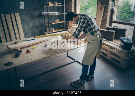 Haut au-dessus de toute la longueur de l'angle haut photo de perfectionnement professionnel ciblé, utilisez un tournevis workman plateau fixe sur la table d'accueil en chambre garage Banque D'Images