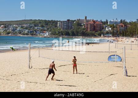 La plage de Bondi Beach, Sydney, Sydney ; les gens à jouer au volleyball de plage au soleil du printemps, exemple de vie australienne Bondi Beach, Sydney, Australie Banque D'Images