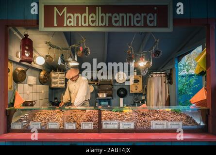 Dresde, Allemagne. 28 Nov, 2019. Depuis l'achèvement de l'église Frauenkirche sur l'historique de Neumarkt, un marché de Noël a eu lieu. Les organisateurs font une forte demande sur l'authenticité et l'originalité. De cette façon, les toiles de marché et les peuplements sont reproduits vrai pour le détail. Credit : Nico Schimmelpfennig/dpa-Zentralbild/ZB/dpa/Alamy Live News Banque D'Images