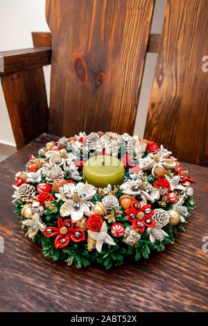 Couronne de Noël allongé sur fond de bois Banque D'Images