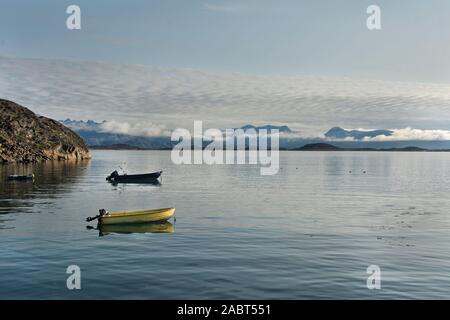 L'Europe, au sud-ouest du Groenland, Maniitsoq, vue sur le fjord de la ville Banque D'Images