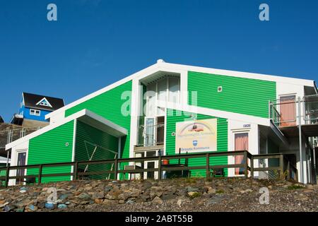 L'Europe, au sud-ouest du Groenland, Maniitsoq, nouvelle garderie et village hall Banque D'Images