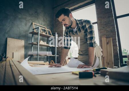 Portrait de son joli accent attrayant il travailleurs qualifiés guy faire création d'un plan de la construction du projet en développement de stratégie industrielle moderne à la maison Banque D'Images