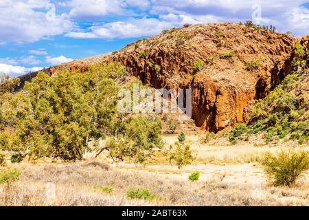 Glen Helen Gorge est une partie de la West MacDonnell Ranges dans une partie reculée du territoire du Nord en Australie centrale. Banque D'Images