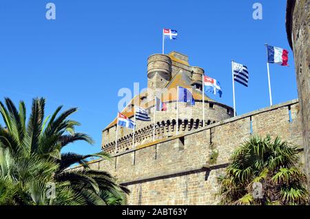 Le château est orné de nombreux drapeaux qui déclare l'amitié comme pays représentés Banque D'Images