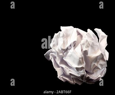 Close-up de boule de papier froissé sur fond noir Banque D'Images