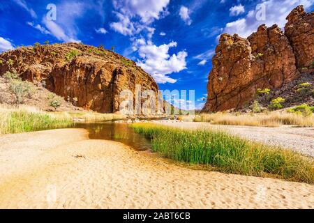 Glen Helen Gorge est une partie de la West MacDonnell Ranges dans une partie reculée du territoire du Nord en Australie centrale. Banque D'Images