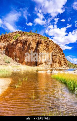 Glen Helen Gorge est une partie de la West MacDonnell Ranges dans une partie reculée du territoire du Nord en Australie centrale. Banque D'Images