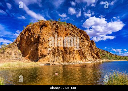 Dans les gorges de Glen Helen West MacDonnell Ranges est un exemple de la beauté de l'outback australien. Territoire du Nord, Australie. Banque D'Images