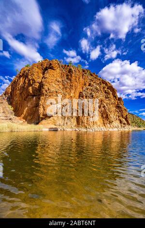 Glen Helen Gorge est une partie de la West MacDonnell Ranges dans une partie reculée du territoire du Nord en Australie centrale. Banque D'Images