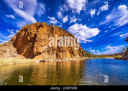 Dans les gorges de Glen Helen West MacDonnell Ranges est un exemple de la beauté de l'outback australien. Territoire du Nord, Australie. Banque D'Images