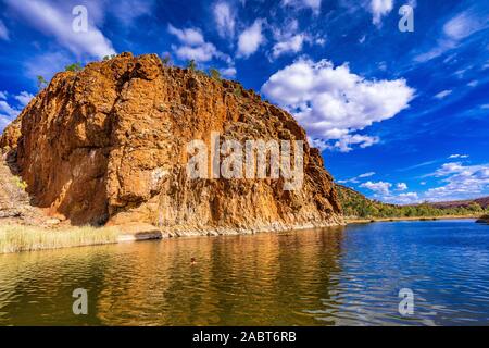 Glen Helen Gorge est une partie de la West MacDonnell Ranges dans une partie reculée du territoire du Nord en Australie centrale. Banque D'Images