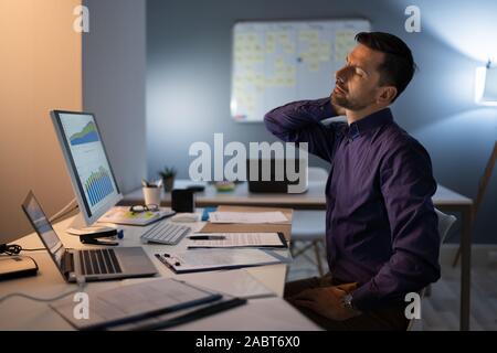 Photo de Businessman souffrant de douleur au cou Banque D'Images