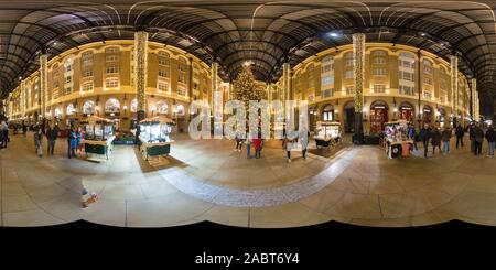 Vue panoramique à 360° de Arbre de Noël et des décorations à Hay's Galleria