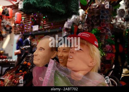 Hong Kong, Chine. 28 Nov, 2019. Masque en caoutchouc du président américain Donald Trump est toujours en vente le vendeur en bordure de Hong Kong aux côtés de masques Kim Jong-wun et Vladimir Poutine après l'Halloween. Avec le président de la signature officielle de HONG KONG DE L'HOMME ET DÉMOCRATIE LOI, Trump ont gagné en popularité, si pas, parmi les manifestants Pro-Democracy à Hong Kong.( Photo ) Nov-29, 2019 Hong Kong.ZUMA/Liau Chung-ren Crédit : Liau Chung-ren/ZUMA/Alamy Fil Live News Banque D'Images